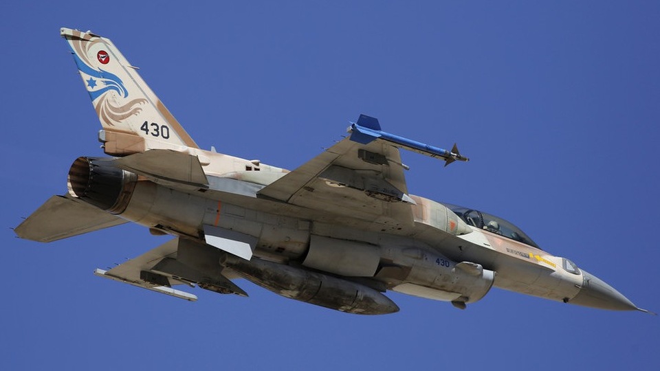 Một máy bay chiến đấu F-16 của Israel (Ảnh: RT)