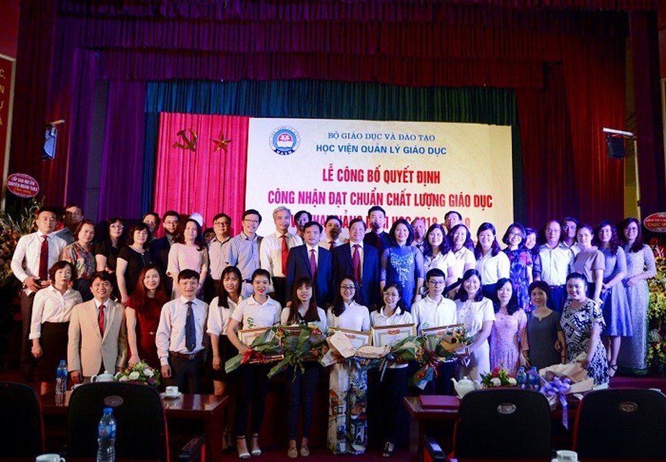Học viện Quản lý Giáo dục nhận Quyết định đạt chuẩn chất lượng giáo dục - 3
Tập thể lãnh đạo, cán bộ công nhân viên, sinh viên Học viện Quản lý Giáo dục vui mừng trong Lễ Công bố Quyết định đạt Chuẩn Chất lượng giáo dục và Khai giảng năm học mới 2018- 2019.