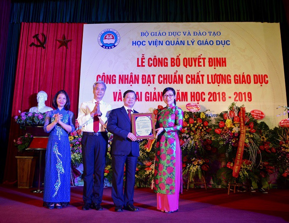 Học viện Quản lý Giáo dục nhận Quyết định đạt chuẩn chất lượng giáo dục - 1
Lãnh đạo Học viện Quản lý giáo dục nhận Quyết định công nhận đạt chuẩn chất lượng giáo dục