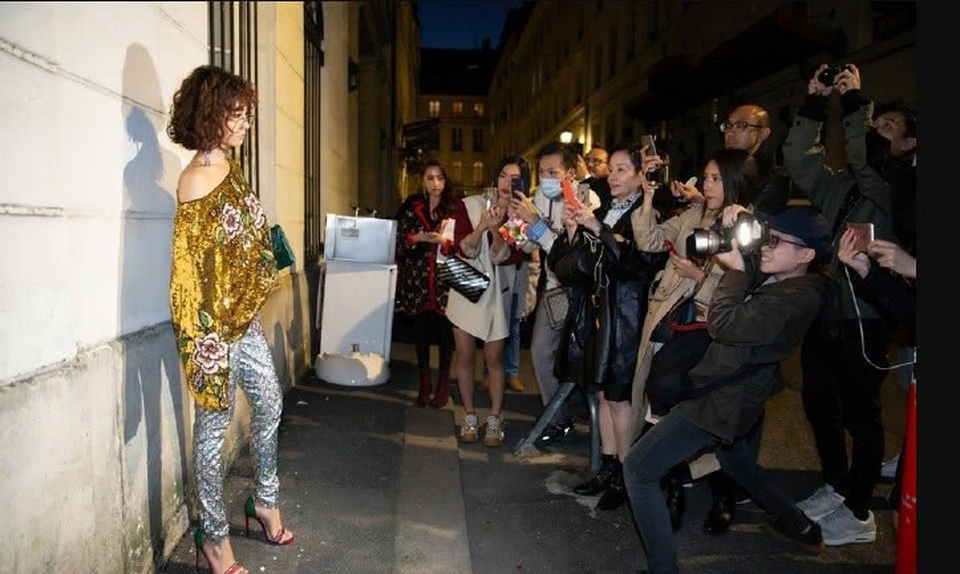 
Thái Y Lâm chỉ sở hữu chiều cao khiêm tốn - 156cm nhưng rất biết cách cải thiện dáng vóc nhờ trang phục và phụ kiện như giày cao gót.
