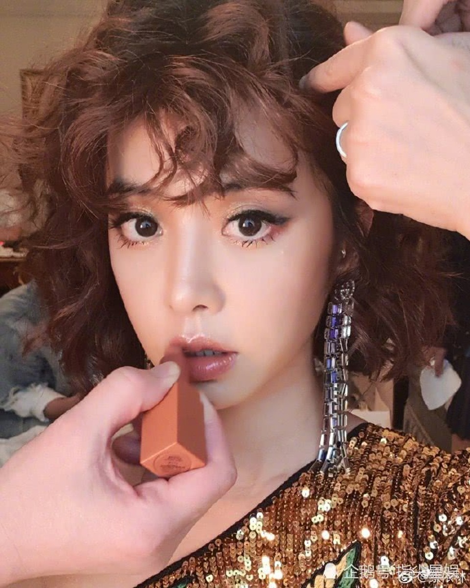 
Vẻ ngoài của Thái Y Lâm đã thay đổi rất nhiều kể từ ngày cô bước chân vào làng giải trí. Có thông tin cho rằng, Thái Y Lâm dao kéo thẩm mỹ nhưng người đẹp 38 tuổi liên tục phủ nhận. Cận kề tuổi 40, cô vẫn duy trì được vẻ ngoài ngây thơ và trẻ đẹp.
