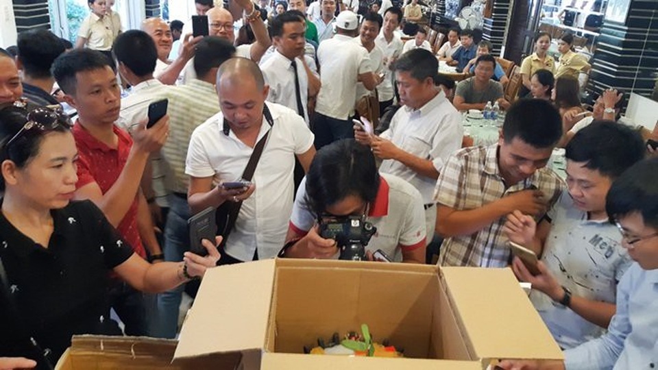 Chấn động: Đại gia Đà Nẵng bỏ 6,8 tỷ mua gốc lan đột biến 5 cánh trắng - 8
Chen chúc chiêm ngưỡng gốc lan độc đáo