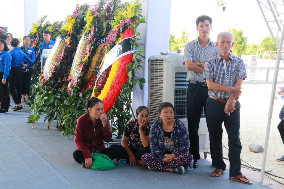 Người dân quê nhà tiếc thương Chủ tịch nước Trần Đại Quang - 6
Thời tiết nắng nóng nhưng người dân vẫn cố gắng chờ đợi để được thắp nén nhang thành kính dâng lên hương linh Chủ tịch nước.