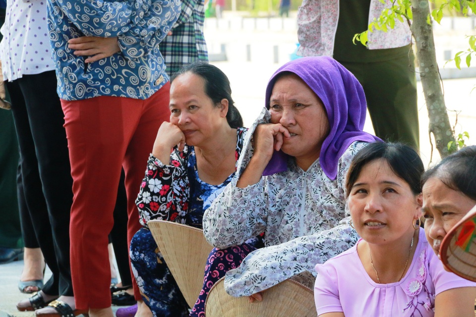 Người dân quê nhà tiếc thương Chủ tịch nước Trần Đại Quang - 4
Người dân quê nhà đội nắng theo dõi lễ viếng Chủ tịch nước tại Hà Nội và TPHCM được truyền hình trực tiếp.