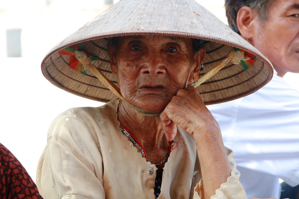 Người dân quê nhà tiếc thương Chủ tịch nước Trần Đại Quang - 8
Cụ bà ngồi bần thần trong lễ viếng. Khác với những lần trước đón Chủ tịch nước về thăm quê, lần này bà cùng người dân huyện Kim Sơn mang một nuỗi buồn vô hạn.
