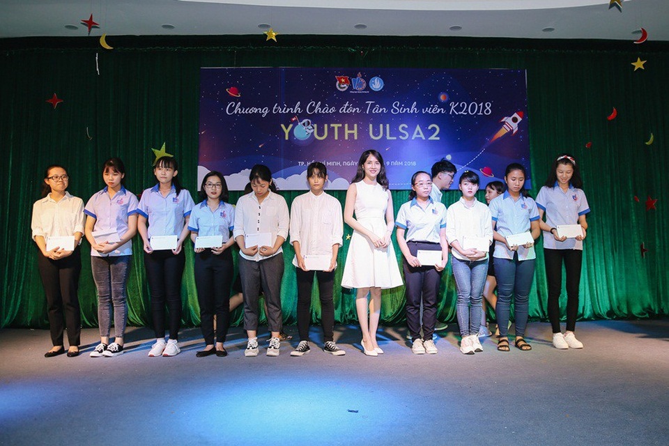 Tại buổi gặp gỡ và giao lưu cùng sinh viên trường Đại học Lao động Xã hội cơ sở 2, Lucy Như Thảo trao 10 phần học bổng cho các sinh viên nghèo vượt khó. Số tiền được hỗ trợ từ Hoa hậu Ngọc Diễm, MC Vũ Mạnh Cường, Lucy Như Thảo và các mạnh thường quân.