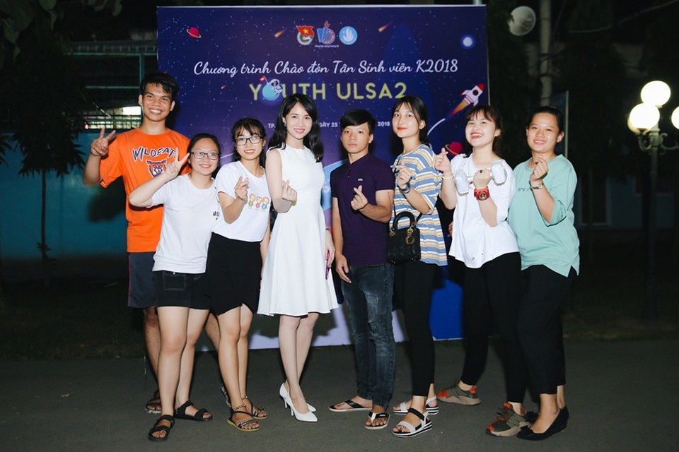 Sau chương trình, Lucy Như Thảo thân thiện chụp ảnh giao lưu cùng sinh viên. Cô không ngờ mình được đón nhận thay vì ghét bỏ như nhân vật trên phim. Ngay sau buổi giao lưu, Lucy Như Thảo lên Đà Lạt tham gia dự án truyền hình Hoa cúc vàng trong bão.