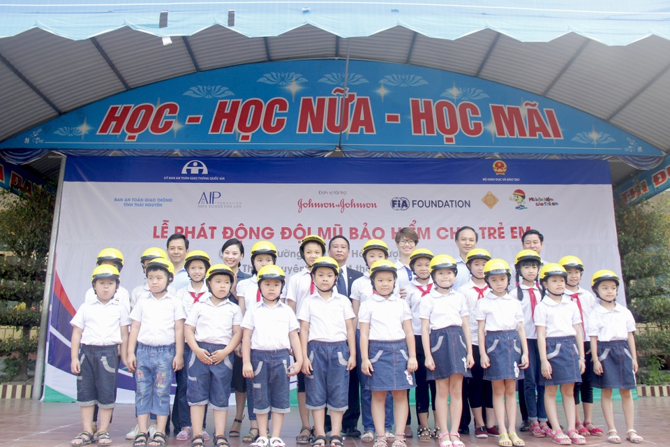 Trao tặng gần 1.600 mũ bảo hiểm đạt chuẩn cho học sinh tiểu học Thái Nguyên - 1 Chương trình trao mũ bảo hiểm diễn ra hôm 24/9 tại 4 trường tiểu học của tỉnh Thái Nguyên