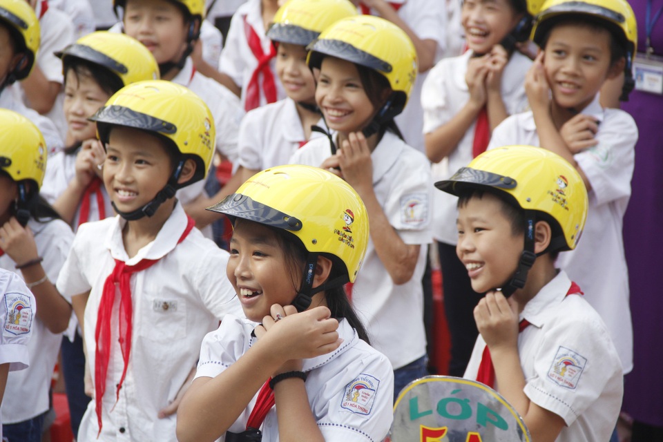 Trao tặng gần 1.600 mũ bảo hiểm đạt chuẩn cho học sinh tiểu học Thái Nguyên - 2 Trao tặng gần 1.600 mũ bảo hiểm đạt chuẩn cho học sinh tiểu học Thái Nguyên - 2