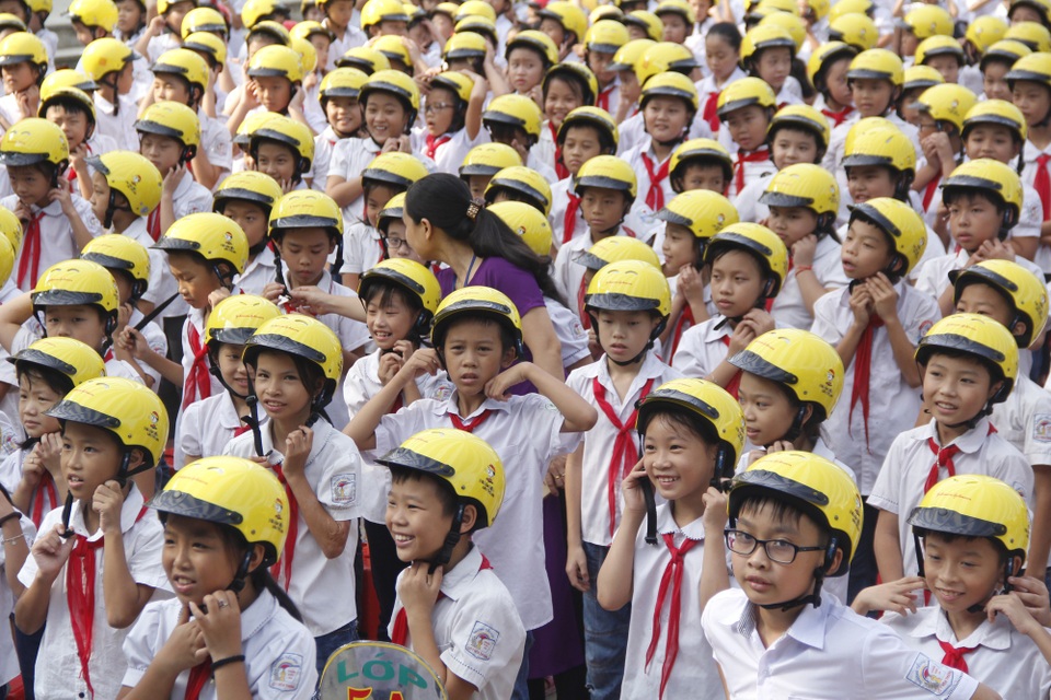 Trao tặng gần 1.600 mũ bảo hiểm đạt chuẩn cho học sinh tiểu học Thái Nguyên - 3 Các em học sinh hào hứng với việc đội mũ bảo hiểm đúng cách