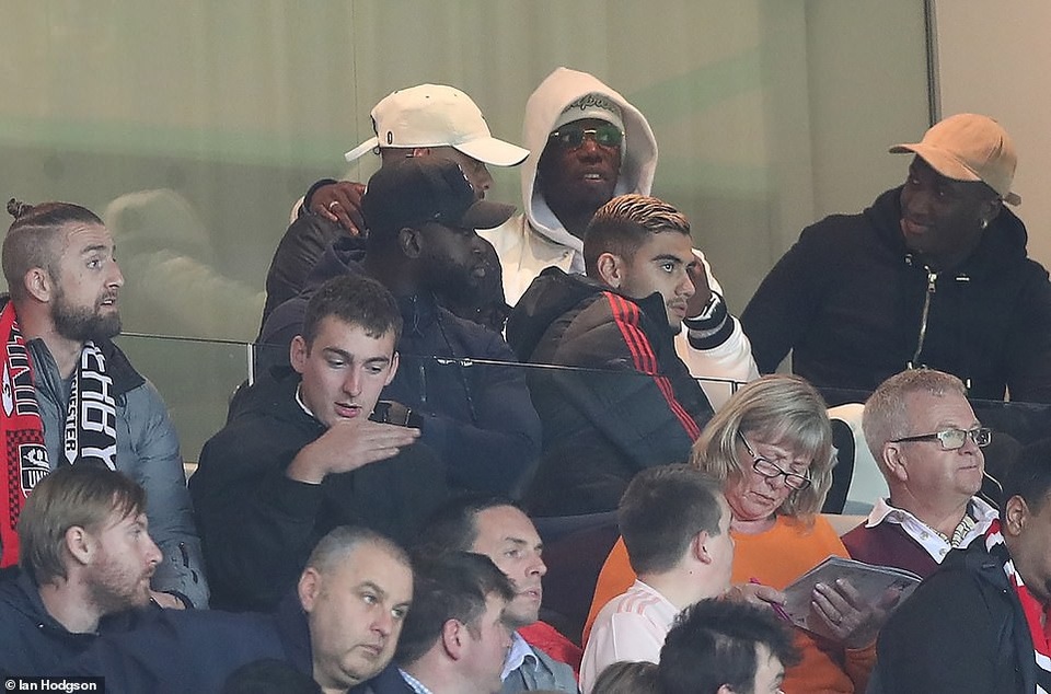 
Pogba (giữa) hàng trên cùng theo dõi trận đấu từ khán đàn, ngồi chung khu vực với anh còn có đồng đội Perreira
