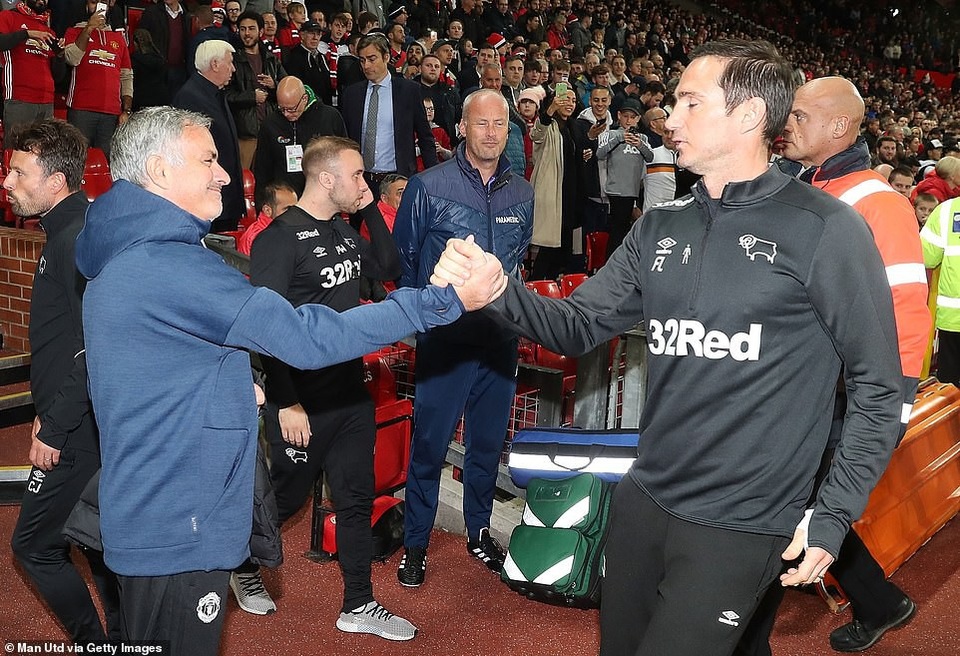 
Mourinho (trái) bắt tay cậu học trò cũ Frank Lampard (phải). Lampard là một trong những học trò xuất sắc dưới bàn tay của Mourinho (2004-2007)
