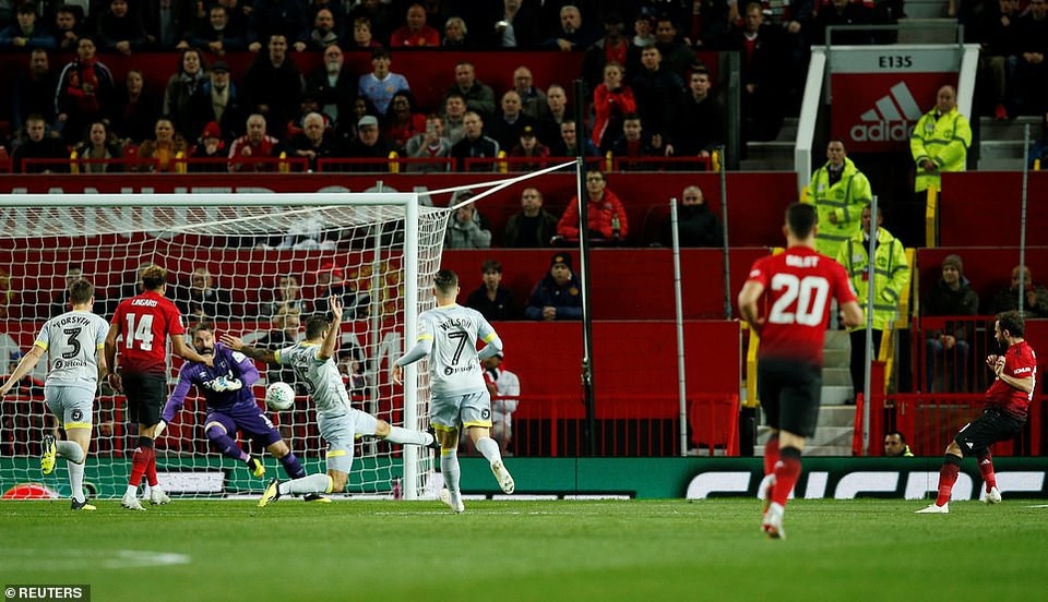 
Ngay phút thứ 3, Mata đã mở tỉ số trận đấu với một pha dứt điểm gọn gàng bằng chân trái
