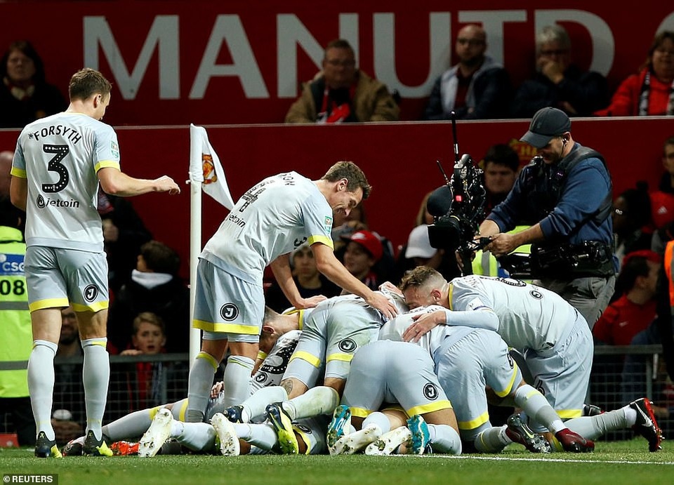 
Các cầu thủ Derby ăn mừng bàn thắng gỡ hòa 1-1
