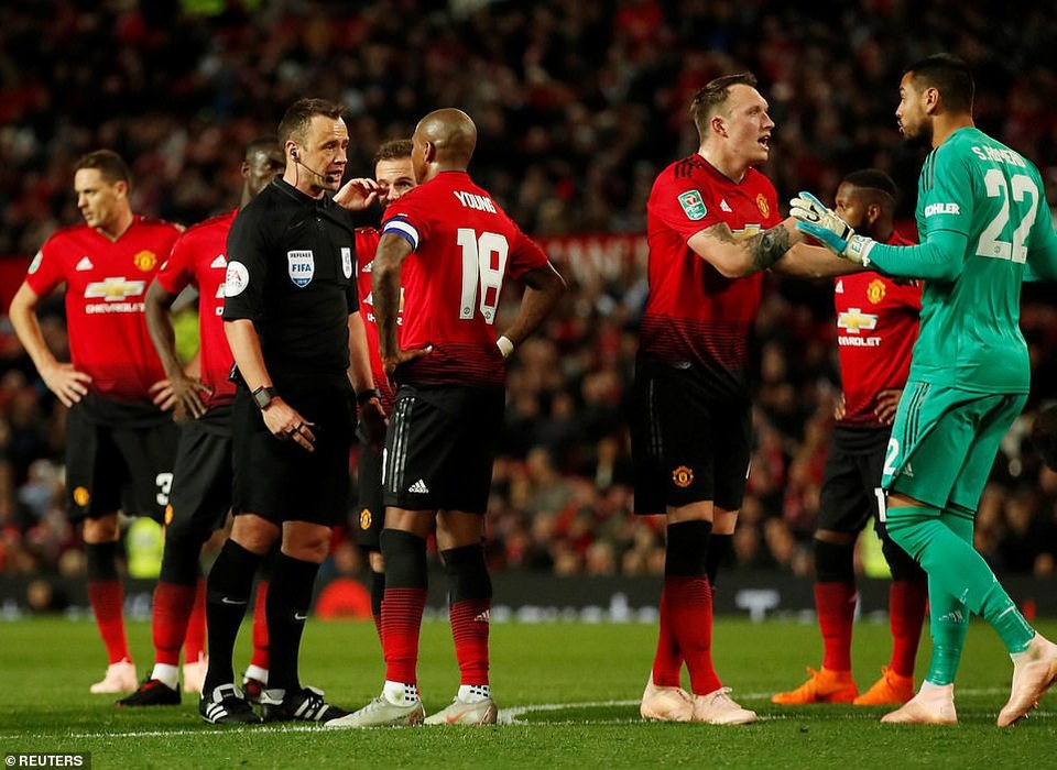 
Romero tranh cãi với Jones trước khi rời sân, thủ thành của Man Utd sai lầm nhưng cũng là để sửa sai cho hàng thủ của đội nhà, họ đã chơi quá kém
