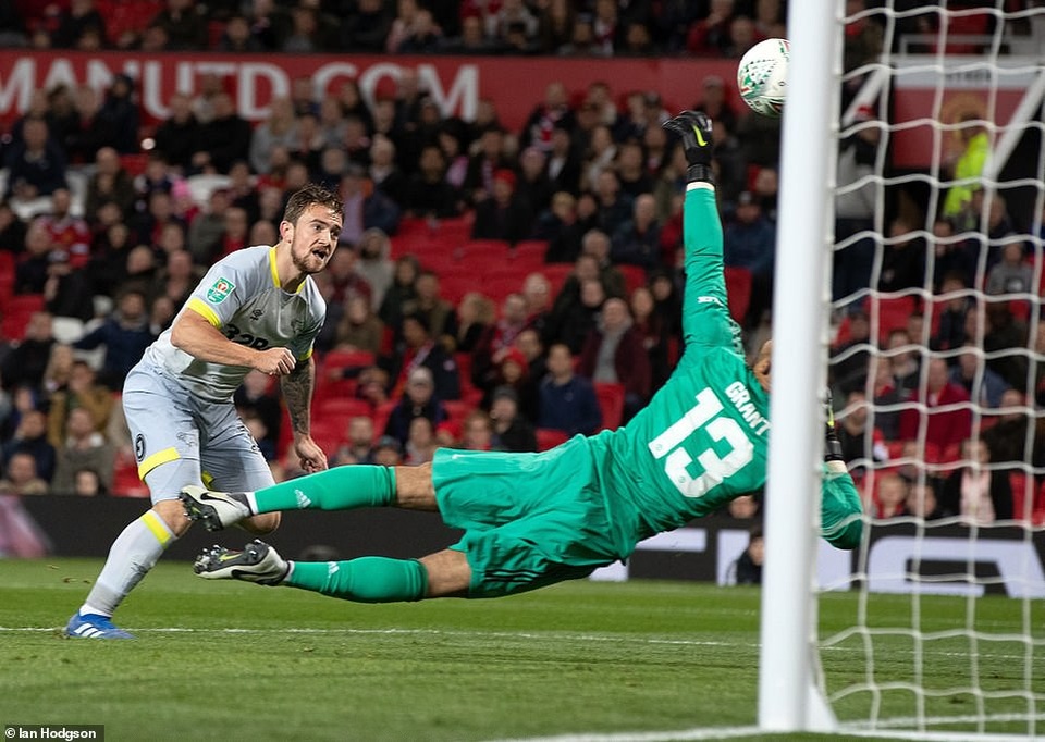 
Hơn người, Derby đã chơi tấn công và ghi bàn nâng tỷ số lên 2-1 ở phút 85
