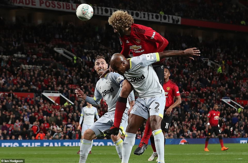 
Tuy nhiên, Fellaini đã níu giữ hi vọng cho đội chủ nhà khi thực hiện cú đánh đầu ghi bàn ở phút bù giờ thứ năm
