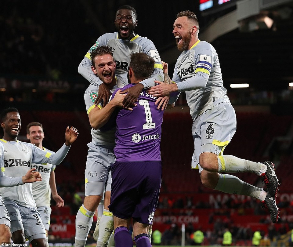 
Các cầu thủ Derby ăn mừng chiến thắng đầy bất ngờ ở Old Trafford
