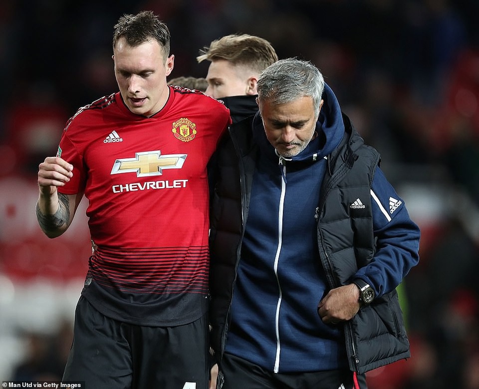 
Mourinho cũng động viên Jones
