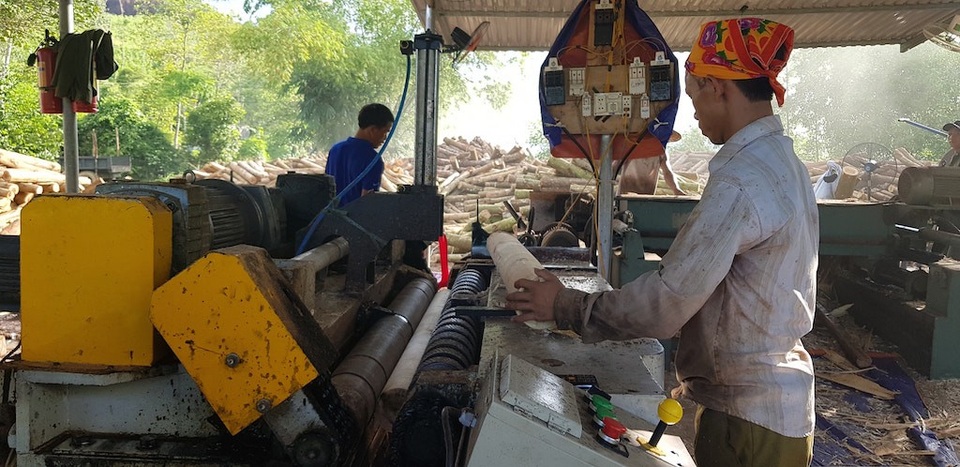 Xưởng sản xuất gỗ “3 không” mọc lên như nấm, chính quyền có làm ngơ? - 16 Những nhà xưởng này đang đặt vấn đề an toàn lao động rất bất cập.