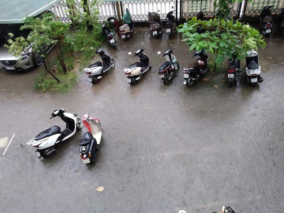 Ngập nước, tắc đường khắp Hà Nội sau cơn mưa lớn cuối chiều - 7 Ngập nước, tắc đường khắp Hà Nội sau cơn mưa lớn cuối chiều - 7