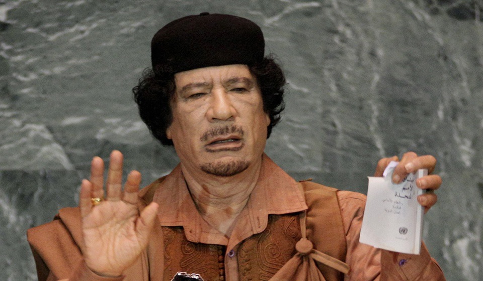 Ông Gaddafi cầm một bản sao hiến chương Liên Hợp Quốc trong bài phát biểu năm 2009 (Ảnh: AP)