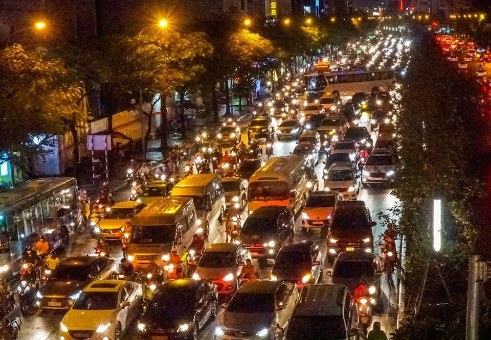 Ngập nước, tắc đường khắp Hà Nội sau cơn mưa lớn cuối chiều - 1
Hơn 4h chiều nay 26/9, mây đen kéo đến, bầu trời tối xầm, một lúc sau bắt đầu đổ mưa nặng hạt. Mưa lớn kéo dài khoảng hơn 1 tiếng đồng hồ gây ngập ở nhiều tuyến phố. Ùn tắc xảy ra khá nghiêm trọng.
Tại phố Trần Duy Hưng, hàng nghìn phương tiện ùn ứ.