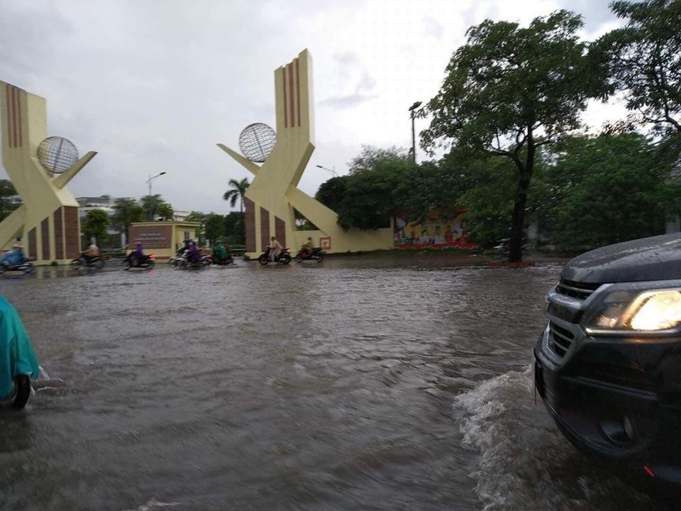 Ngập nước, tắc đường khắp Hà Nội sau cơn mưa lớn cuối chiều - 8 Khu vực cổng Công viên Cầu Giấy.