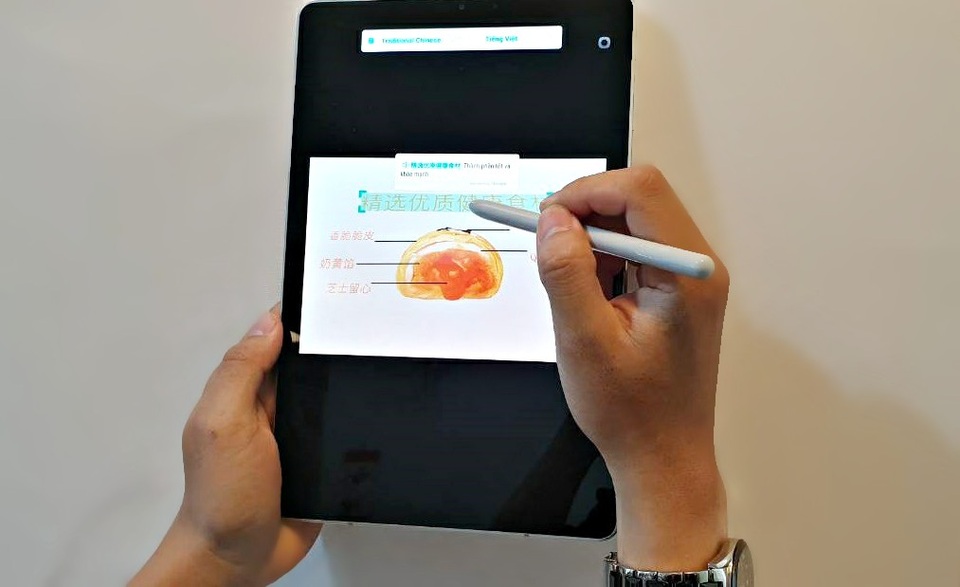 Du lịch thời 4.0 nhờ thủ thuật lợi hại trên Galaxy Tab S4 - 2 Trên cửa sổ dịch, bạn có thể lựa chọn bất kỳ ngôn ngữ nào tùy ý, vô cùng tiện lợi