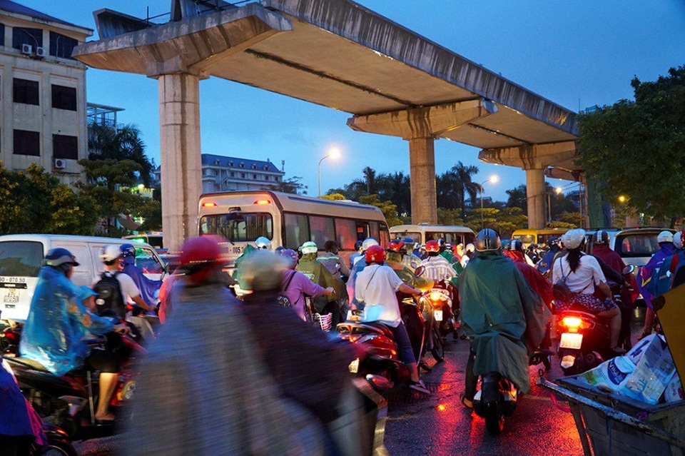 Ngập nước, tắc đường khắp Hà Nội sau cơn mưa lớn cuối chiều - 2
Đường Hồ Tùng Mậu cũng tắc nghẽn.