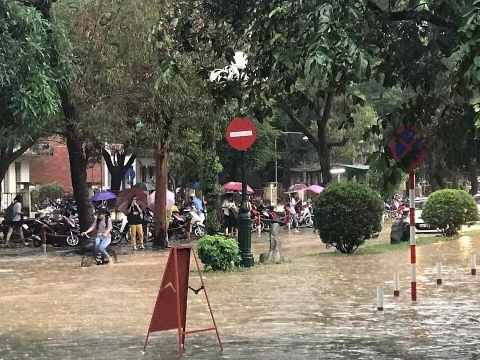 Ngập nước, tắc đường khắp Hà Nội sau cơn mưa lớn cuối chiều - 9 Ngập nước, tắc đường khắp Hà Nội sau cơn mưa lớn cuối chiều - 9
