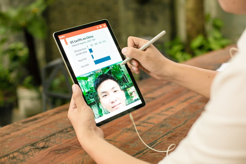 Du lịch thời 4.0 nhờ thủ thuật lợi hại trên Galaxy Tab S4 - 4 Lỡ có công việc gấp cần xử lý như cần chỉnh sửa bài thuyết trình, trả lời email, họp trực tuyến với sếp ngay tại sân bay, hãy tận dụng tính năng chia đôi màn hình và lấy S Pen ghi chú ngay lập tức.