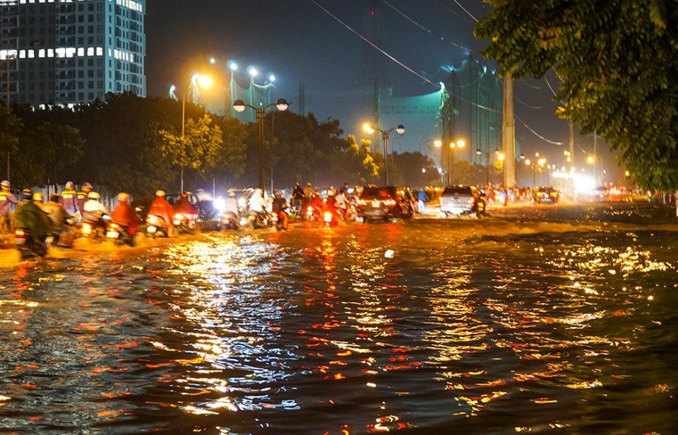 Ngập nước, tắc đường khắp Hà Nội sau cơn mưa lớn cuối chiều - 4
Con phố Châu Văn Liêm (phường Mễ Trì, Nam Từ Liêm) ngập lênh láng.