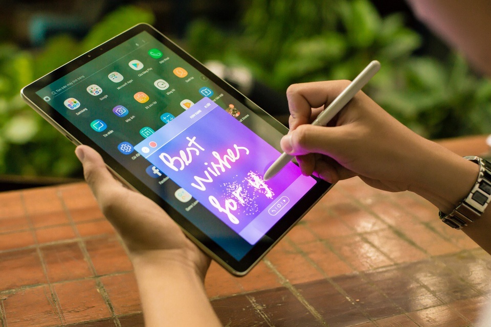 Du lịch thời 4.0 nhờ thủ thuật lợi hại trên Galaxy Tab S4 - 5 Live Message mang đến cho bạn cách chuyển tải nội dung mới sinh động hơn, vui hơn, biểu đạt được nhiều ý hơn, mang đậm dấu ấn cá nhân chỉ với những thao tác vô cùng đơn giản.