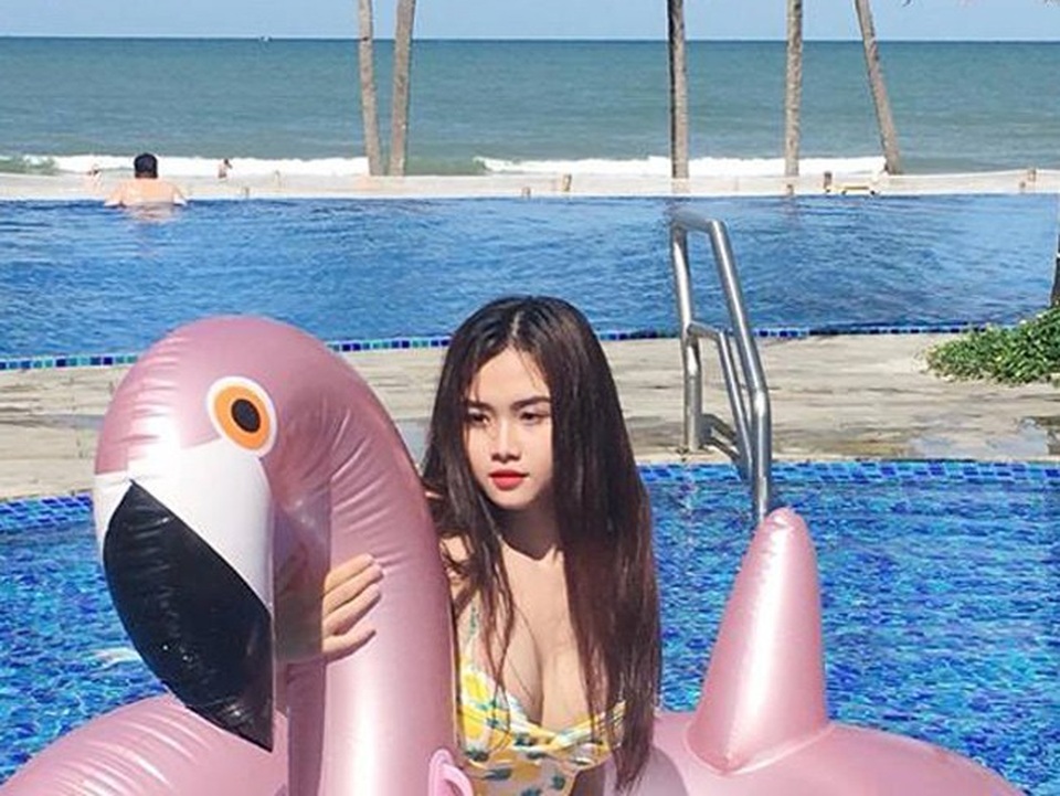 Nữ sinh Sài thành "dậy thì thành công" khiến dân mạng xuýt xoa - 7
Đó là lần đầu tiên Thu Thảo có cảm giác mặc cảm về bản thân. Rồi càng lúc cô càng thấy mình béo lên, trong khi các bạn cùng trang lứa lại mảnh khảnh, duyên dáng, mặc gì cũng đẹp.