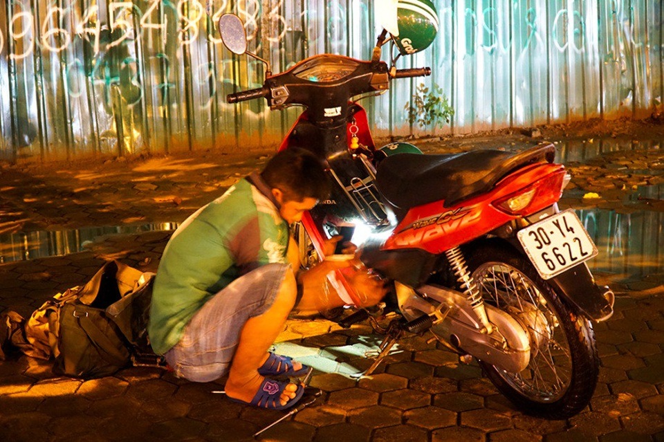 Ngập nước, tắc đường khắp Hà Nội sau cơn mưa lớn cuối chiều - 6
Nhiều xe chết máy do ngập nước.