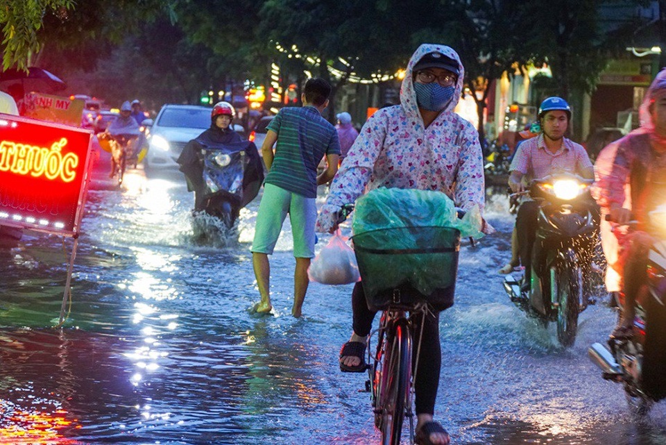 Ngập nước, tắc đường khắp Hà Nội sau cơn mưa lớn cuối chiều - 12
Đến 18h30, lưu thông trên các tuyến đường ngập vẫn rất khó khăn.