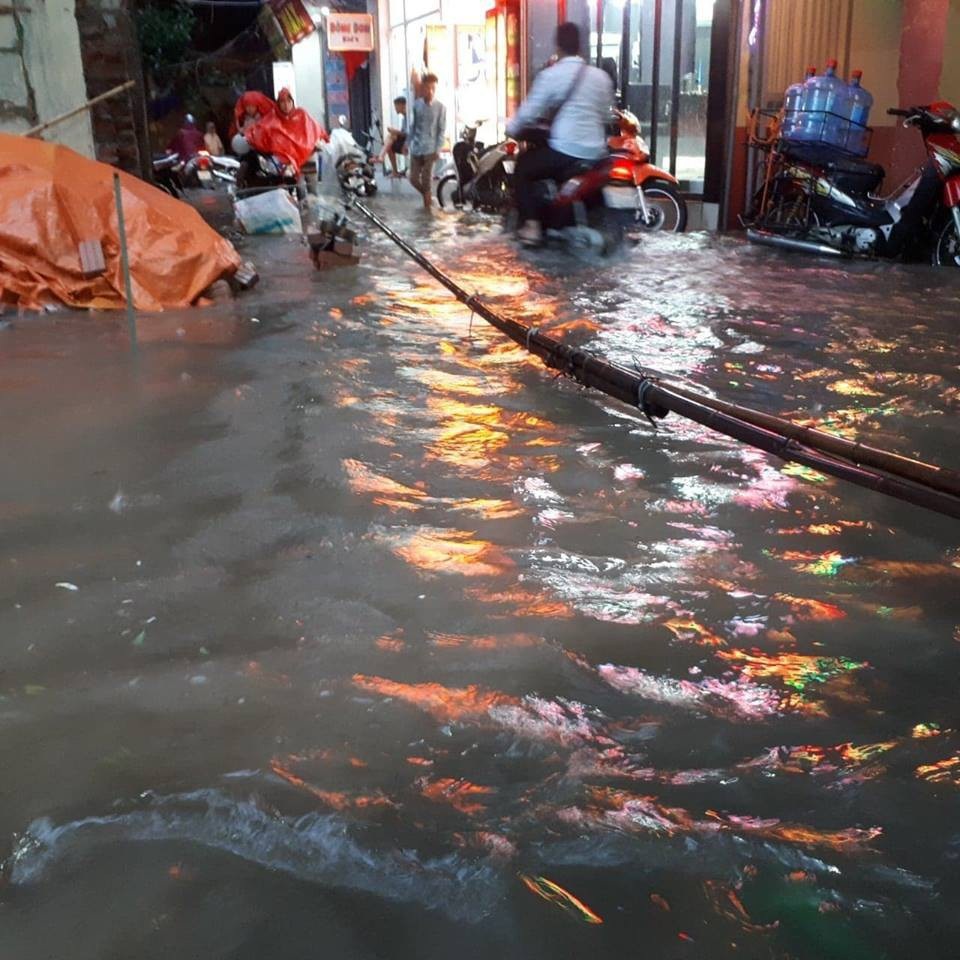 Ngập nước, tắc đường khắp Hà Nội sau cơn mưa lớn cuối chiều - 17 Khu vực Phú Mỹ (Mỹ Đình, Nam Từ Liêm - Hà Nội).