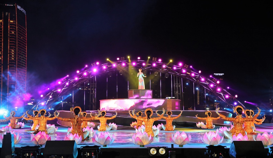 Gian khổ sau cánh gà “Lễ hội pháo hoa” - 4 Gian khổ sau cánh gà “Lễ hội pháo hoa” - 4