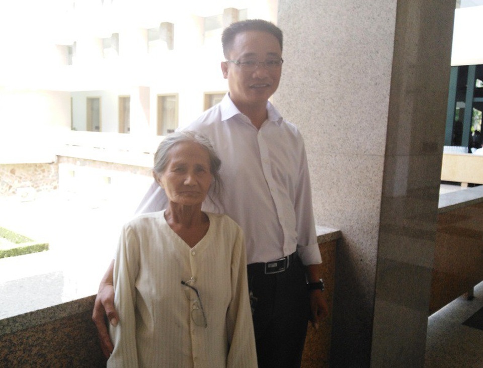 Tấm lòng người phương Nam với Chủ tịch nước Trần Đại Quang - 1 Cụ Nguyễn Thị Mi và con rể Trần Văn Phong đi từ Đồng Nai lên TPHCM từ sáng sớm để viếng Chủ tịch nước Trần Đại Quang