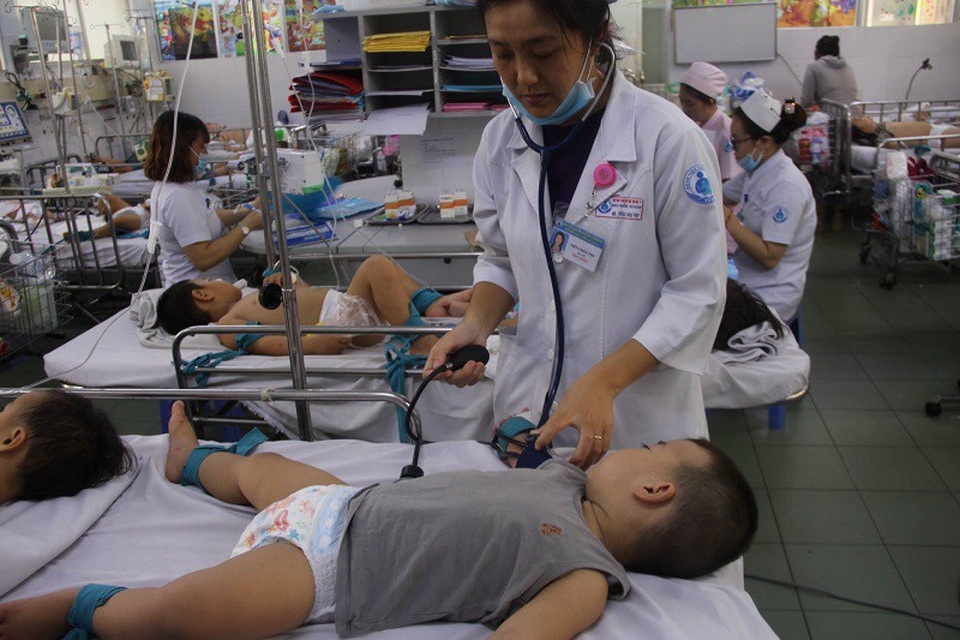 TPHCM: “Ngộp, te tua, tơi tả” vì… bệnh tay chân miệng - 2 Bệnh đông, các bác sĩ tơi tả khi nỗ lực ứng cứu cho các bé