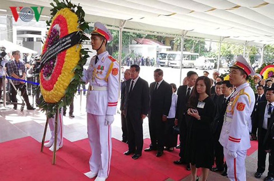 Toàn cảnh Lễ viếng Chủ tịch nước Trần Đại Quang - 28 Đoàn Lãnh đạo Campuchia do Thủ tướng Hun Sen dẫn đầu vào viếng Chủ tịch nước Trần Đại Quang ở Nhà tang lễ quốc gia.