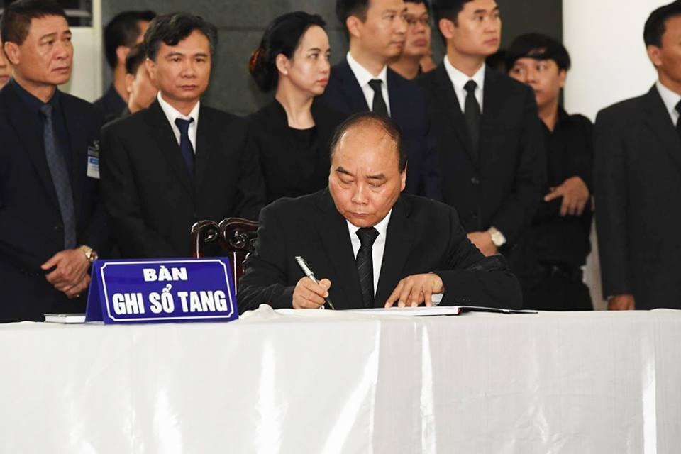 Toàn cảnh Lễ viếng Chủ tịch nước Trần Đại Quang - 16
Thủ tướng Nguyễn Xuân Phúc chia buồn trong sổ tang: Vô cùng thương tiếc đồng chí Đại tướng Trần Đại Quang, Ủy viên Bộ Chính trị, Chủ tịch nước CHXHCN Việt Nam. Trong cuộc đời công tác hơn 40 năm của mình, đồng chí Trần Đại Quang luôn tận tụy, trách nhiệm, nỗ lực phấn đấu, vượt qua khó khăn gian khổ để hoàn thành xuất sắc nhiệm vụ Đảng, Nhà nước, nhân dân giao phó. Đồng chí đã có nhiều cống hiến, đóng góp đối với sự nghiệp đổi mới , xây dựng và bảo vệ Tổ quốc. Đồng chí mất đi là một tổn thất lớn đối với Đảng, Nhà nước và nhân dân, để lại niềm tiếc thương vô hạn không gì bù đắp được đối với gia đình đồng chí, đồng nghiệp, bạn bè và người thân. Thay mặt Chính phủ nước CHXHCN Việt Nam, tôi xin gửi tới gia quyến đồng chí Chủ tịch nước Trần Đại Quang lời chia buồn sâu sắc nhất. Xin vĩnh biệt đồng chí Trần Đại Quang.