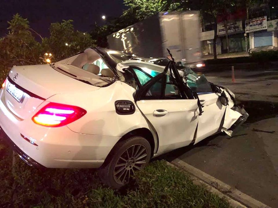 Xe Mercedes nát bươm sau tai nạn, tài xế thoát chết đầy may mắn - 2 Hiện trường vụ tai nạn