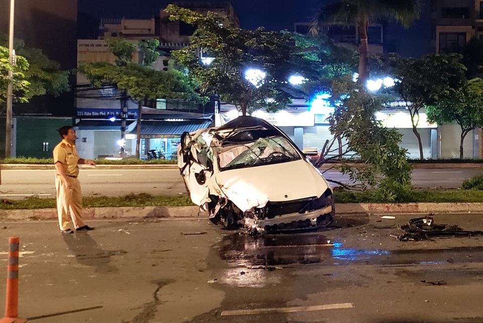 Xe Mercedes nát bươm sau tai nạn, tài xế thoát chết đầy may mắn - 3 Chiếc xe nát bươm, hu hỏng nặng sau tai nạn