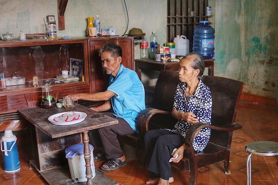 Con trai nạn nhân vụ cháy ở Đê La Thành bật khóc kể về lần cuối gặp bố mẹ - 1 Ông bà Tụng Ngọ - Bố mẹ ruột anh Tính, như người mất hồn từ khi nhận thi thể hai con