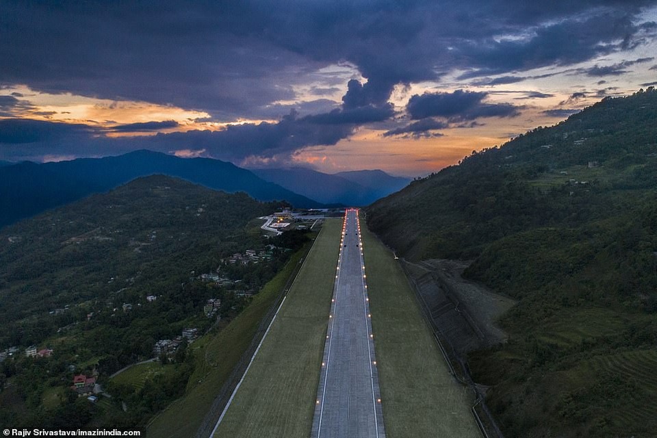 CÁc kỹ sư trải qua 9 năm xây dựng đầy cam go và thử thách với nhiều nguy hiểm rình rập bởi địa thế hiểm trở