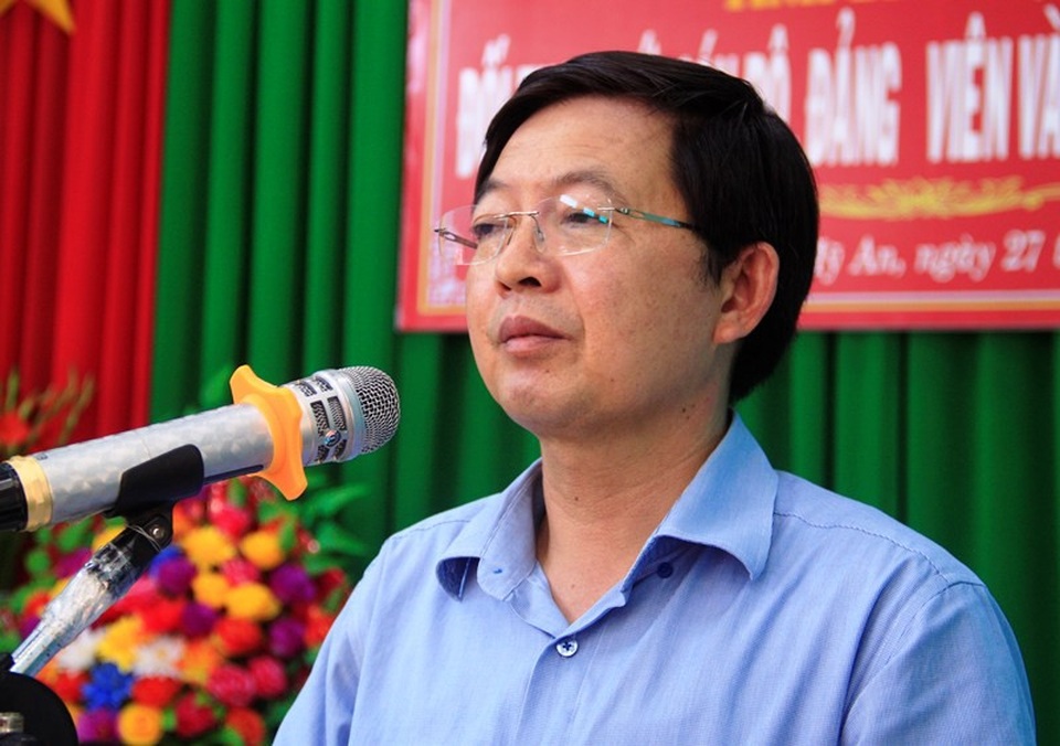 Chủ tịch tỉnh đối thoại với dân: “Cán bộ nếu không xứng đáng thì nên nghỉ” - 1 Chủ tịch UBND tỉnh Bình Định Hồ Quốc Dũng thẳng thắn phê bình cán bộ huyện, đặc biệt là lãnh đạo xã Mỹ An.