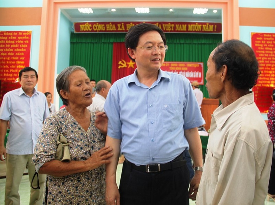 Chủ tịch tỉnh đối thoại với dân: “Cán bộ nếu không xứng đáng thì nên nghỉ” - 3 Chủ tịch UBND tỉnh Bình Định chia sẻ với người dân và hứa sẽ xử lý cán bộ nào gây nhũng nhiễu với dân.