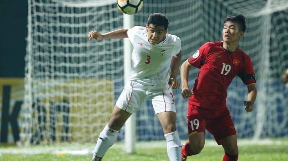 
U16 Iran (trắng) vượt trội hoàn toàn về thế trận
